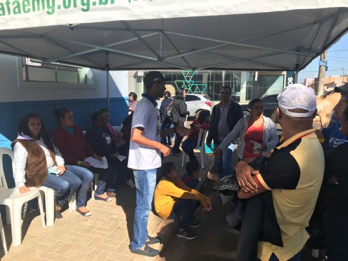 FAMÍLIA NA PRAÇA REÚNE CENTENAS DE PESSOAS.